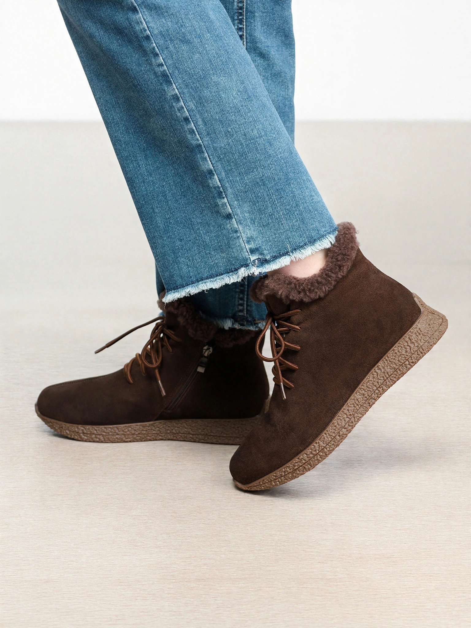 Ботинки коричневого цвета на низкой подошве